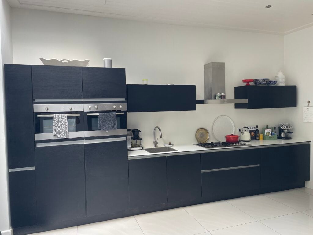 Strakke Greeploze matzwarte keuken met inbouwapparatuur – 5 meter breed ...