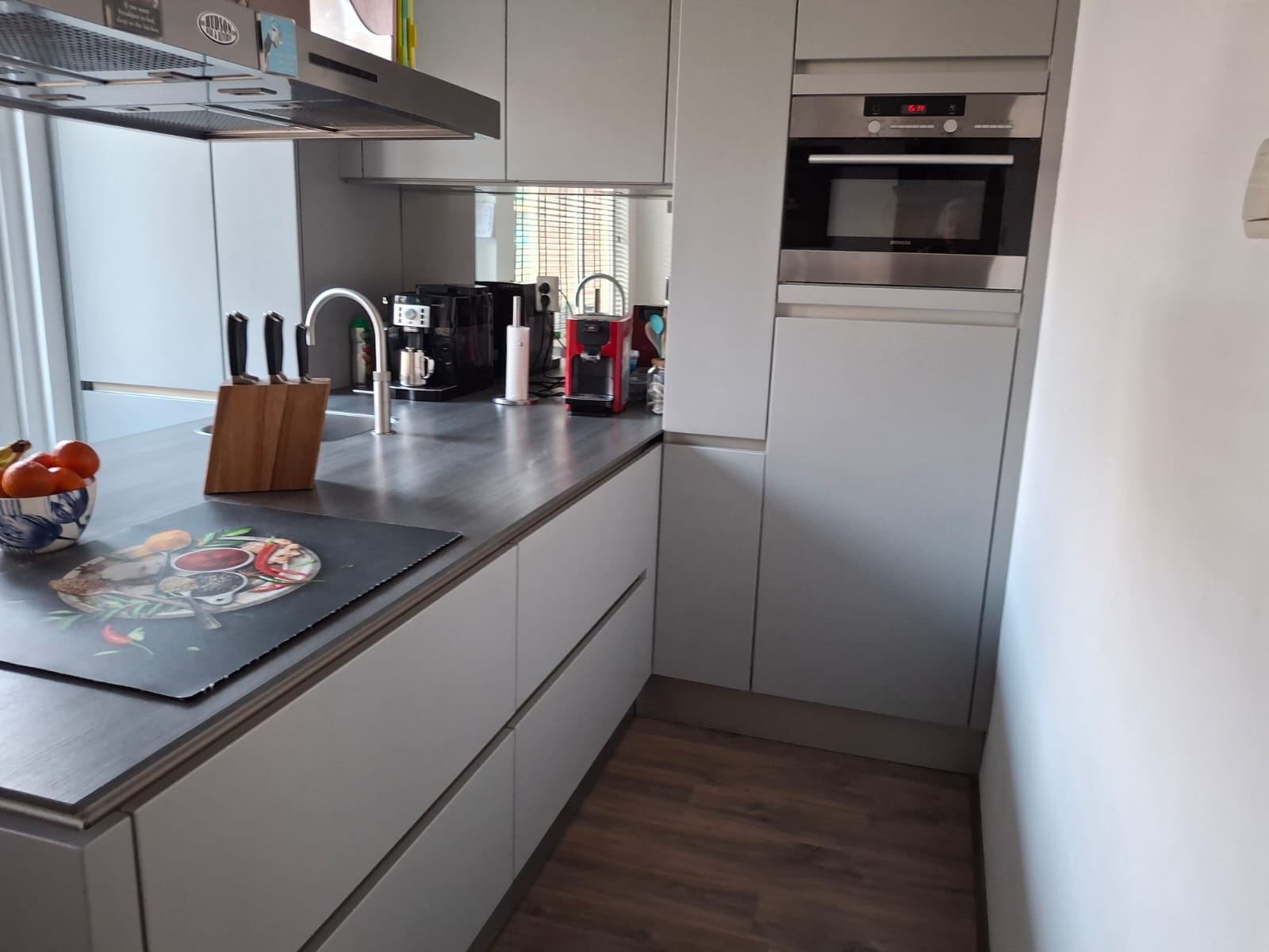 Moderne mat grijze eilandkeuken – compleet - Afbeelding 5