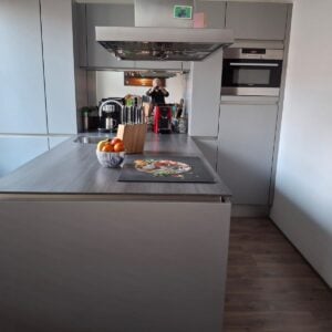 Moderne mat grijze eilandkeuken – compleet