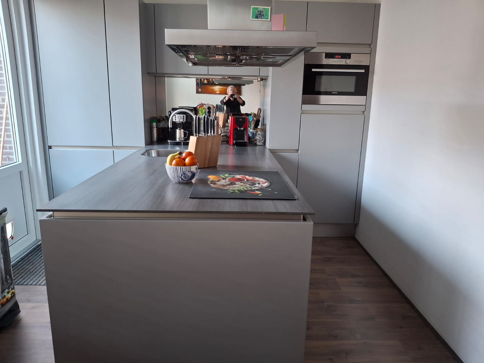 Moderne mat grijze eilandkeuken – compleet - Afbeelding 2