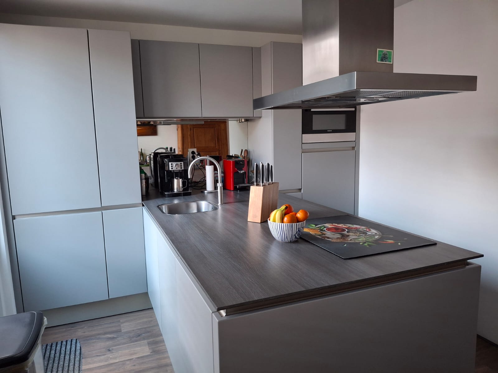 Moderne mat grijze eilandkeuken – compleet - Afbeelding 3