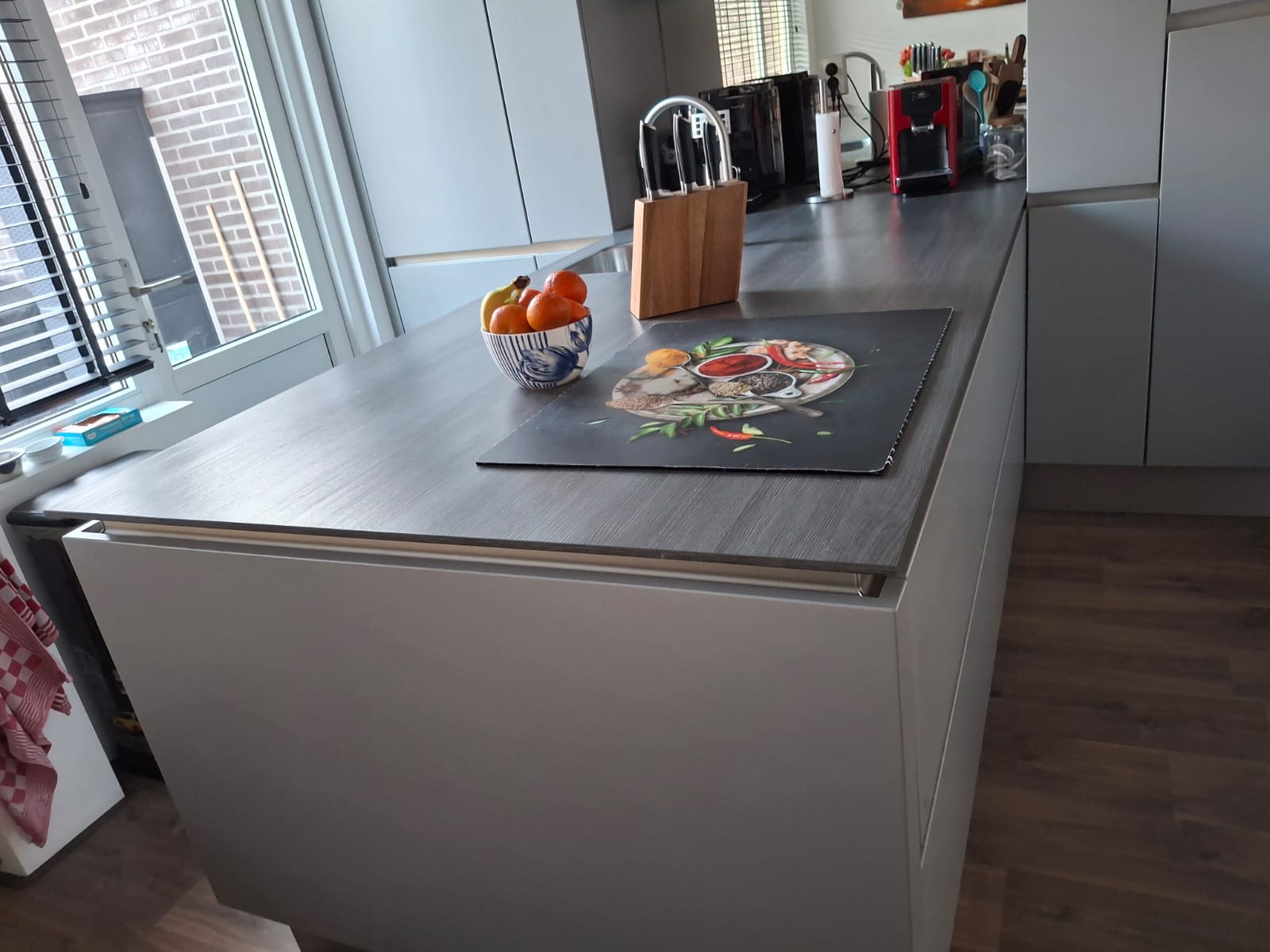 Moderne mat grijze eilandkeuken – compleet - Afbeelding 4