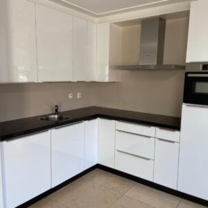 Moderne witte hoogglans hoekkeuken incl. Bosch APPARATEN