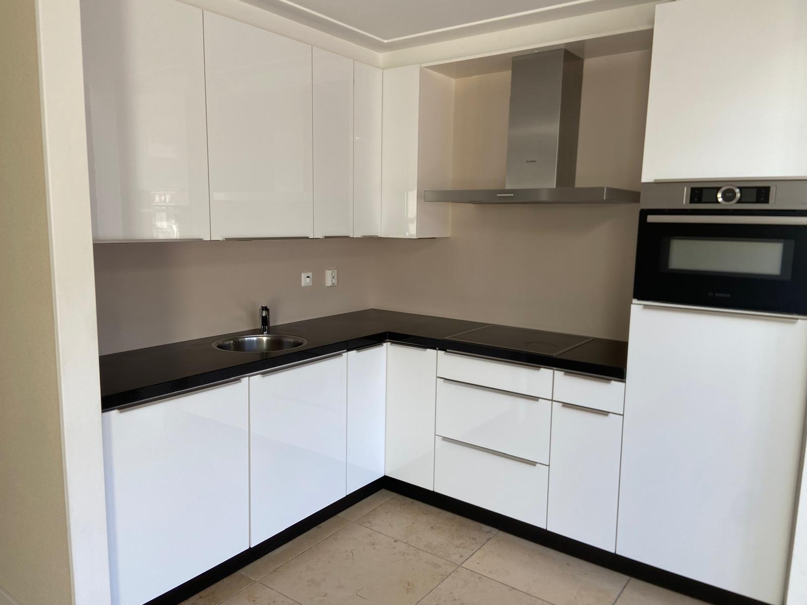 Moderne witte hoogglans hoekkeuken incl. Bosch APPARATEN