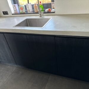 Moderne mat zwarte eilandkeuken incl apparatuur