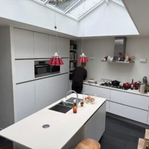 Moderne mat witte eilandkeuken+luxe apparatuur