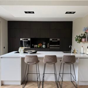 Luxe houtkleurige eilandkeuken + topapparatuur