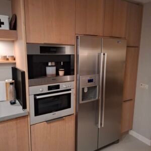Moderne hoekkeuken in houtkleur – compleet