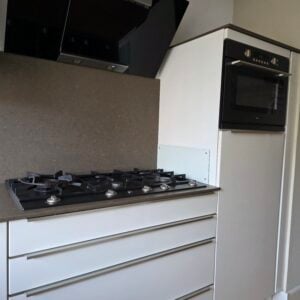 Moderne witte hoogglans hoekkeuken + apparatuur