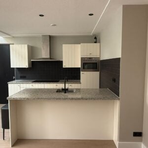Brocante roomwitte eilandkeuken+terrazzo werkblad