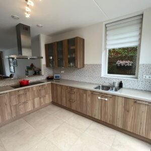 Moderne hoekkeuken met AEG inbouwapparatuur