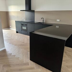 Moderne greeploze schiereilandkeuken +Quooker