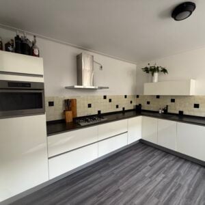 Nette witte hoogglans greeploze keuken+composiet