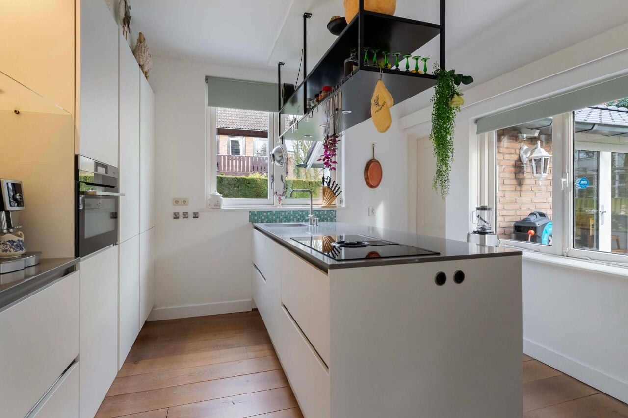Moderne mat witte eilandkeuken +AEG APPARATEN DIRECT BESCHIKBAAR - Afbeelding 2
