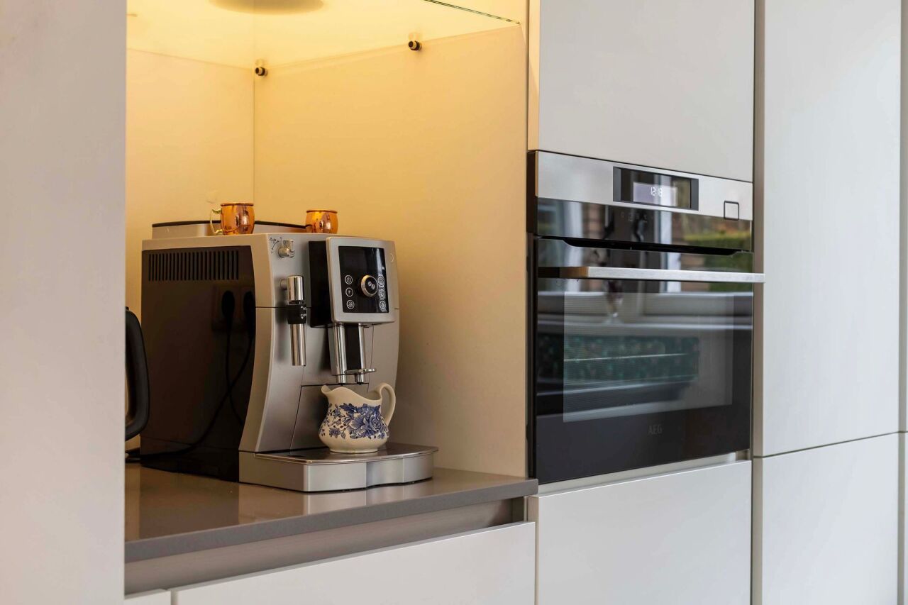 Moderne mat witte eilandkeuken +AEG APPARATEN DIRECT BESCHIKBAAR - Afbeelding 4