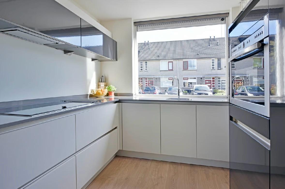 Moderne hoogglans hoekkeuken met Neff apparatuur