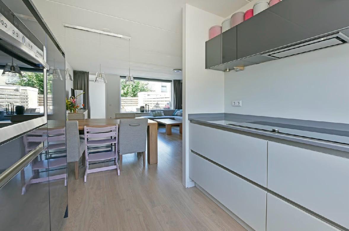 Moderne hoogglans hoekkeuken met Neff apparatuur - Afbeelding 2