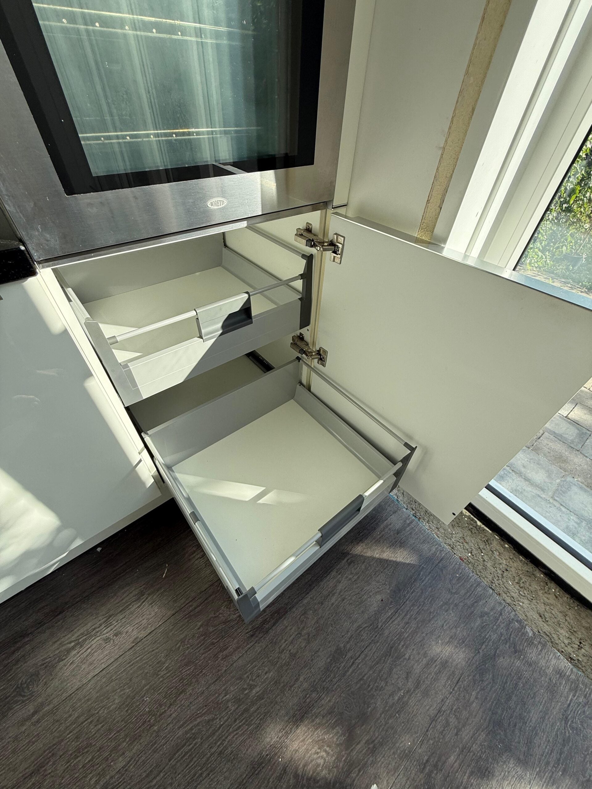 Moderne witte hoogglans eilandkeuken+boretti - Afbeelding 3