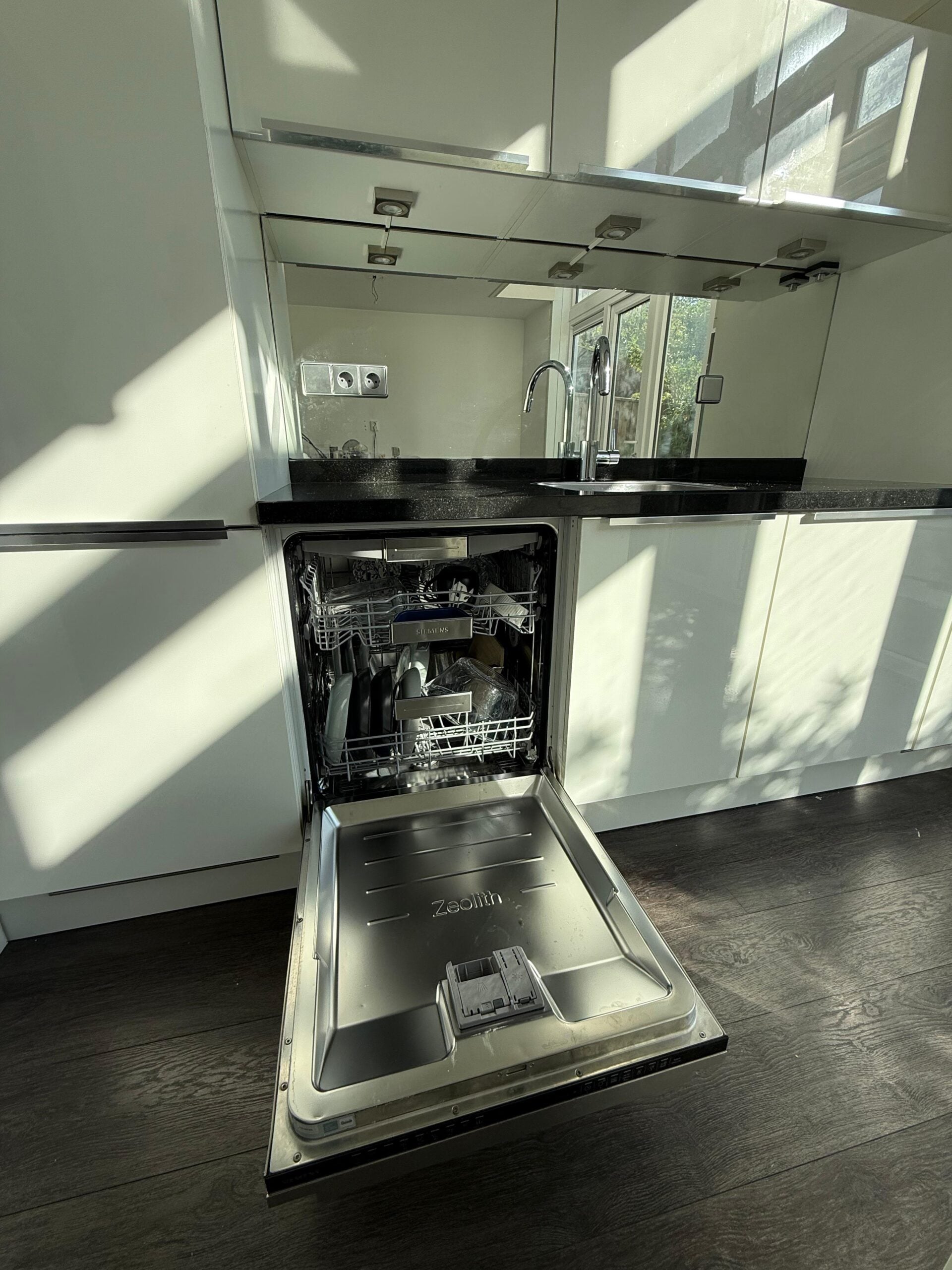 Moderne witte hoogglans eilandkeuken+boretti - Afbeelding 9