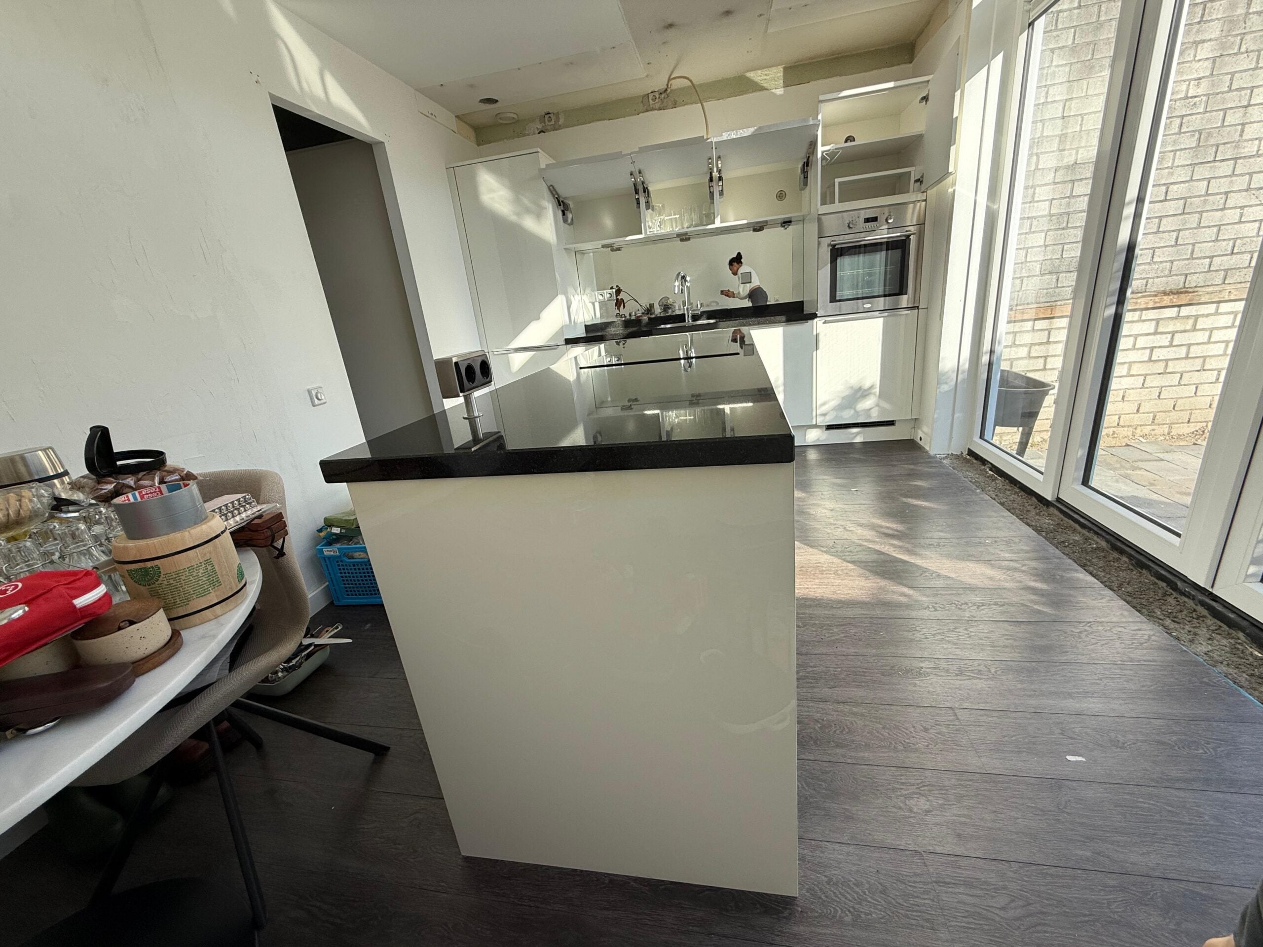 Moderne witte hoogglans eilandkeuken+boretti