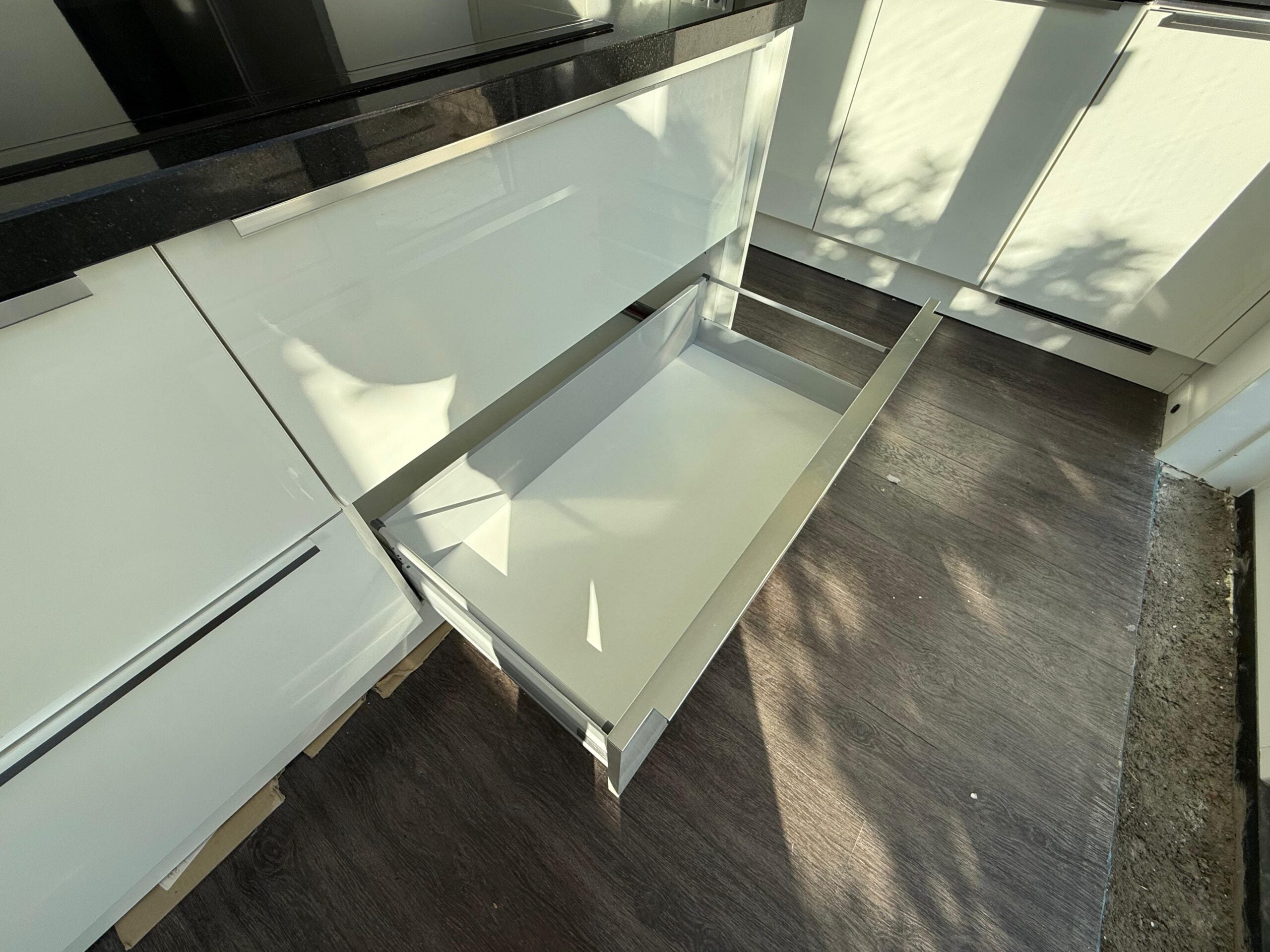 Moderne witte hoogglans eilandkeuken+boretti - Afbeelding 14