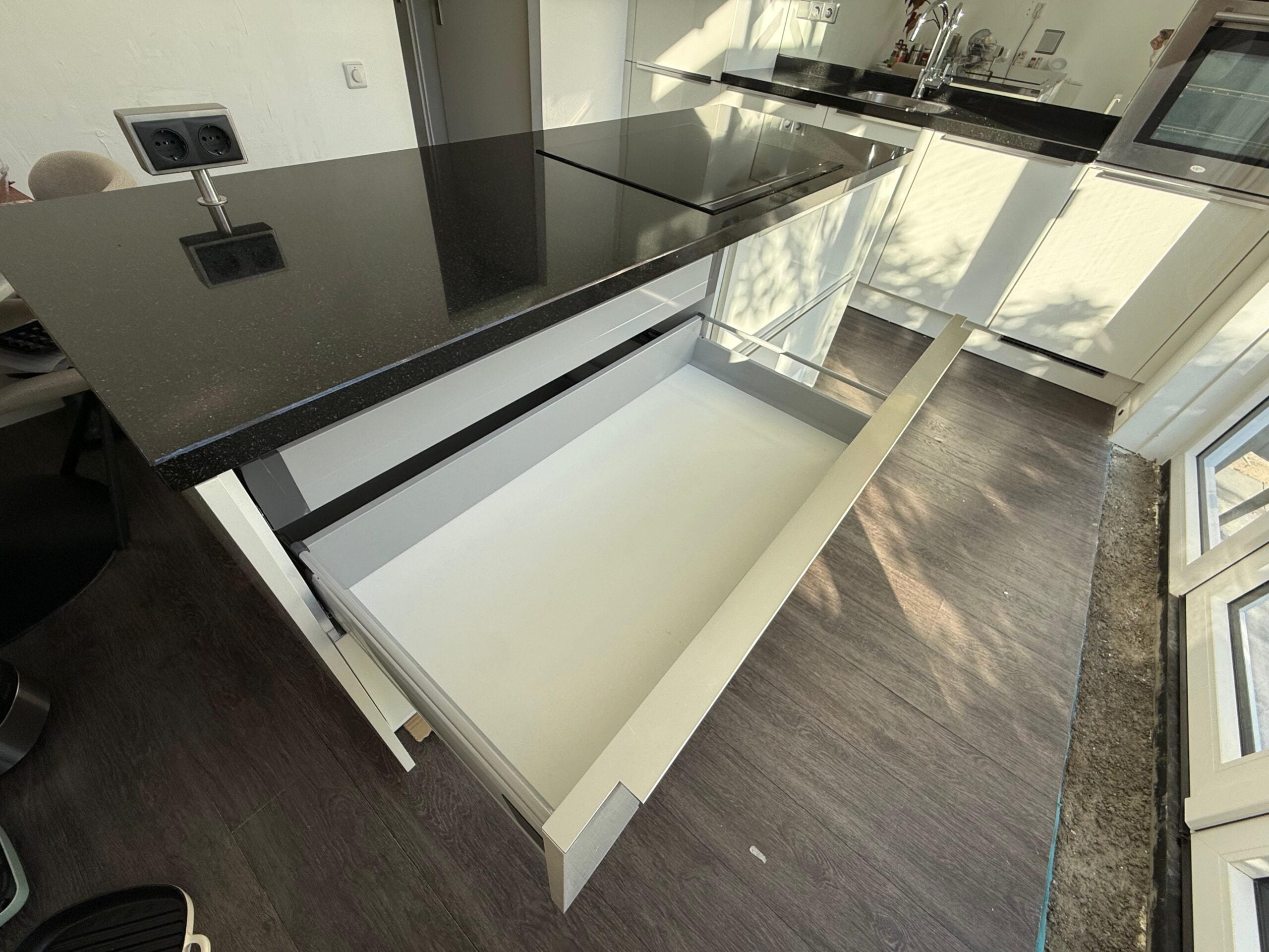 Moderne witte hoogglans eilandkeuken+boretti - Afbeelding 13
