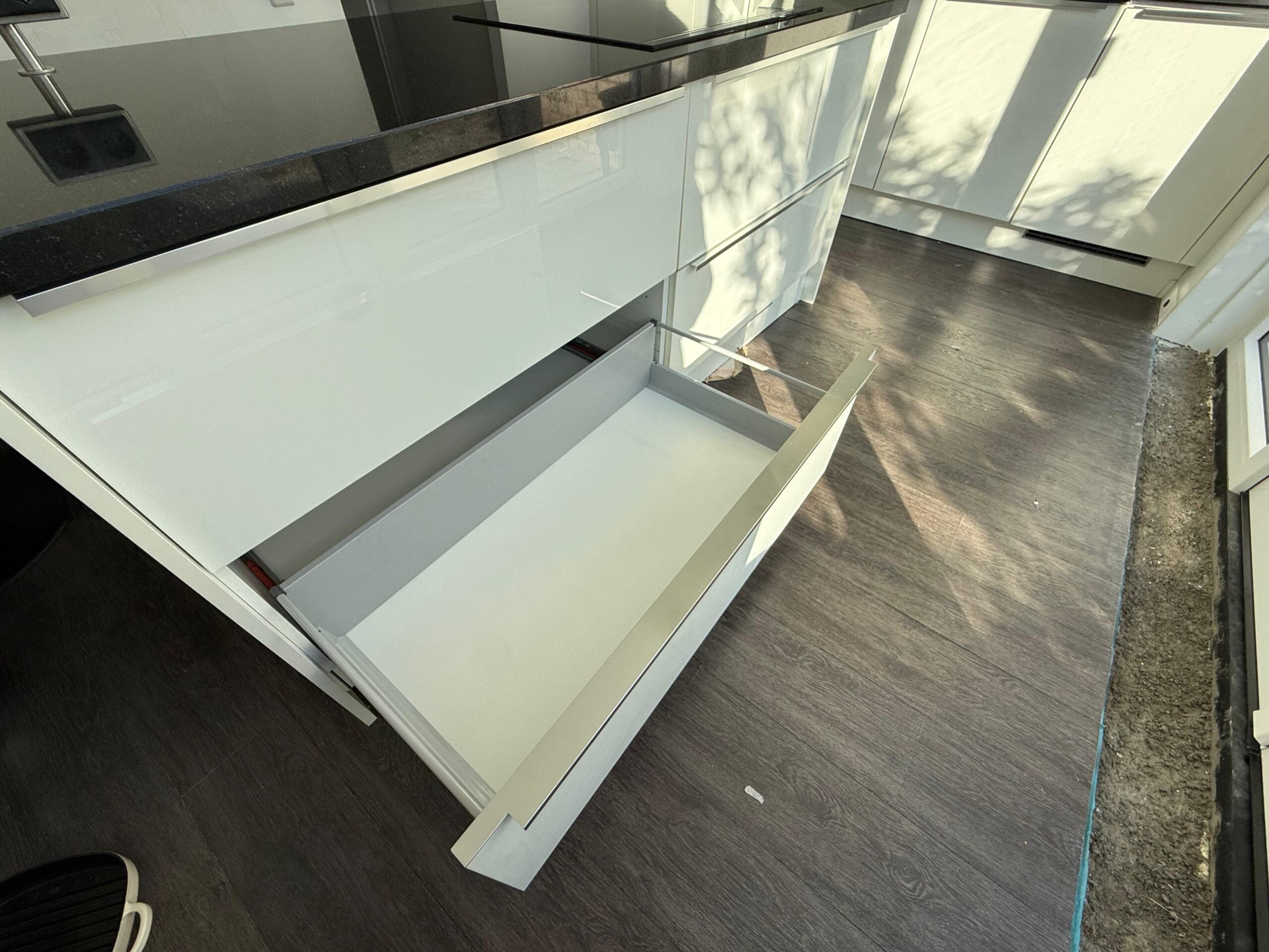 Moderne witte hoogglans eilandkeuken+boretti - Afbeelding 12