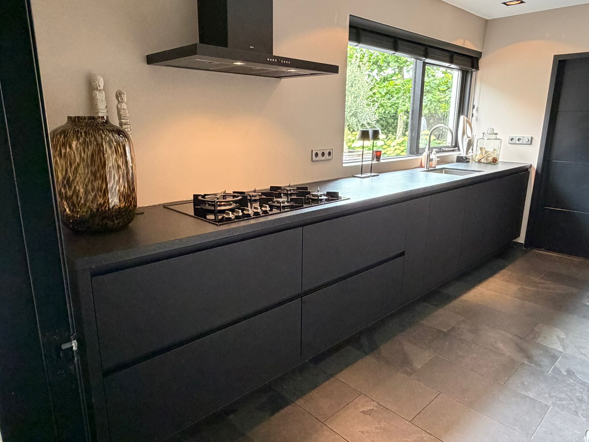 Moderne Mat Zwarte / Houtnerf Keuken met ATAG APPARATEN DIRECT BESCHIKBAAR