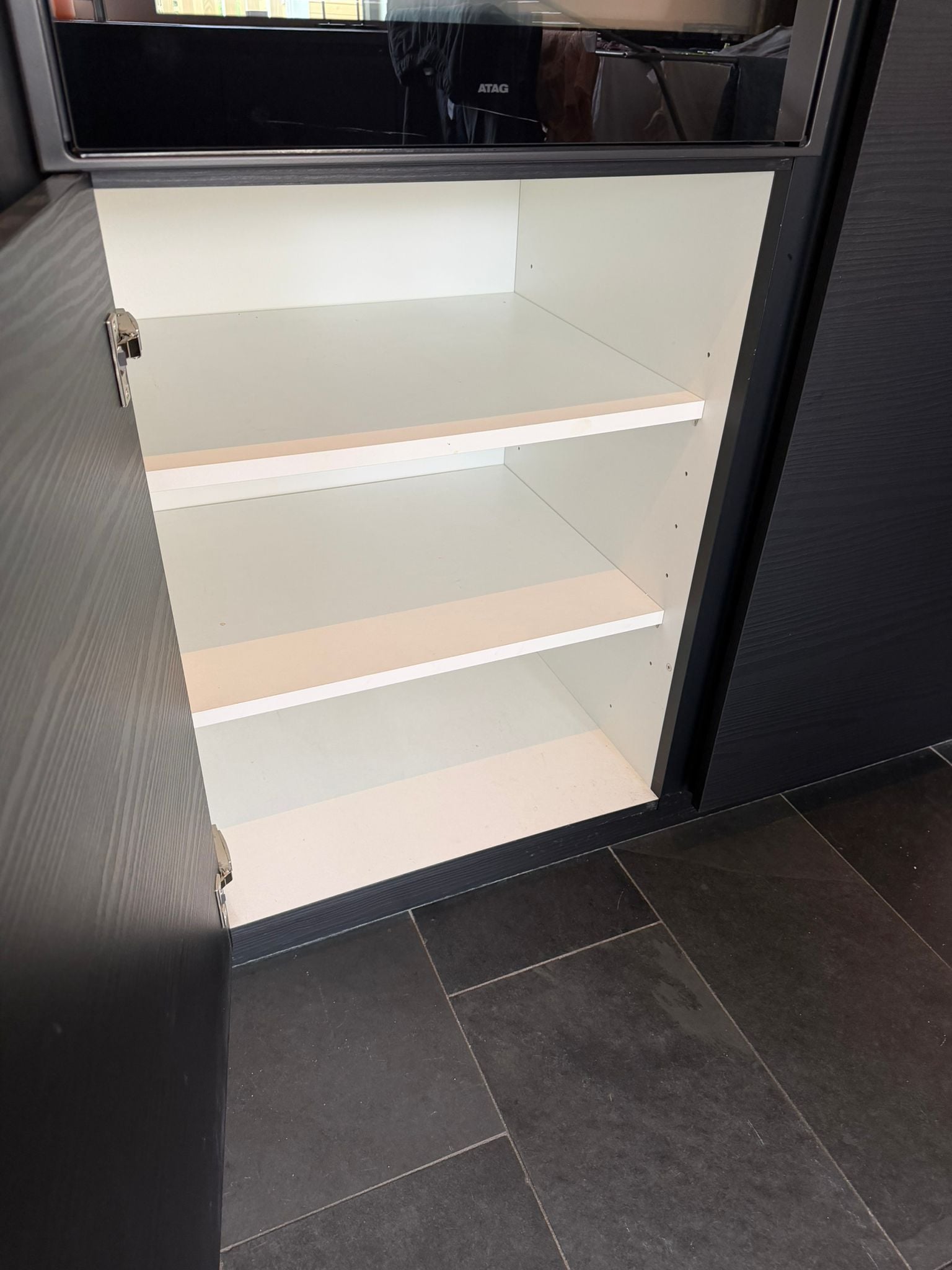 Moderne Mat Zwarte / Houtnerf Keuken met ATAG APPARATEN DIRECT BESCHIKBAAR - Afbeelding 2