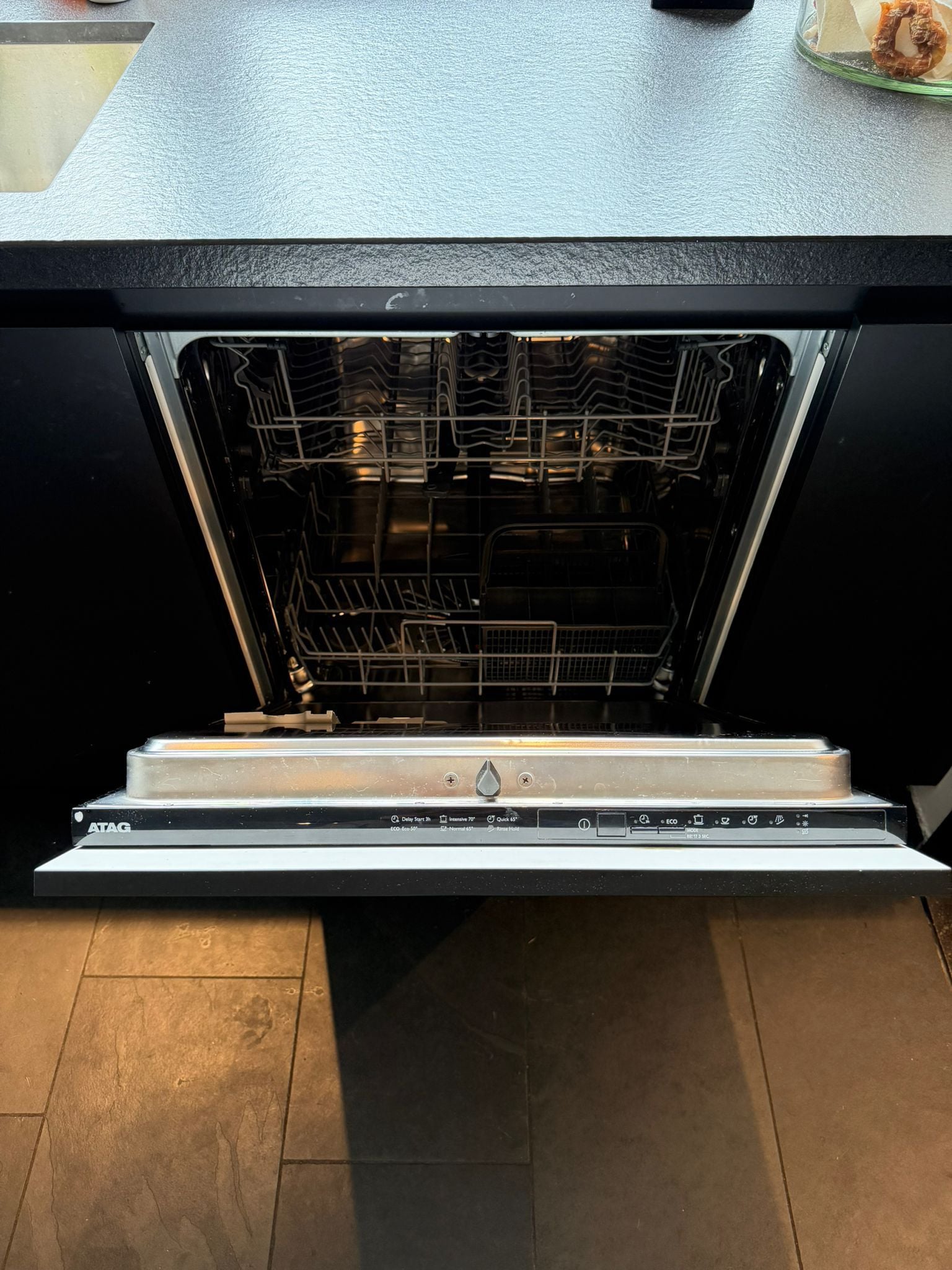 Moderne Mat Zwarte / Houtnerf Keuken met ATAG APPARATEN DIRECT BESCHIKBAAR - Afbeelding 3