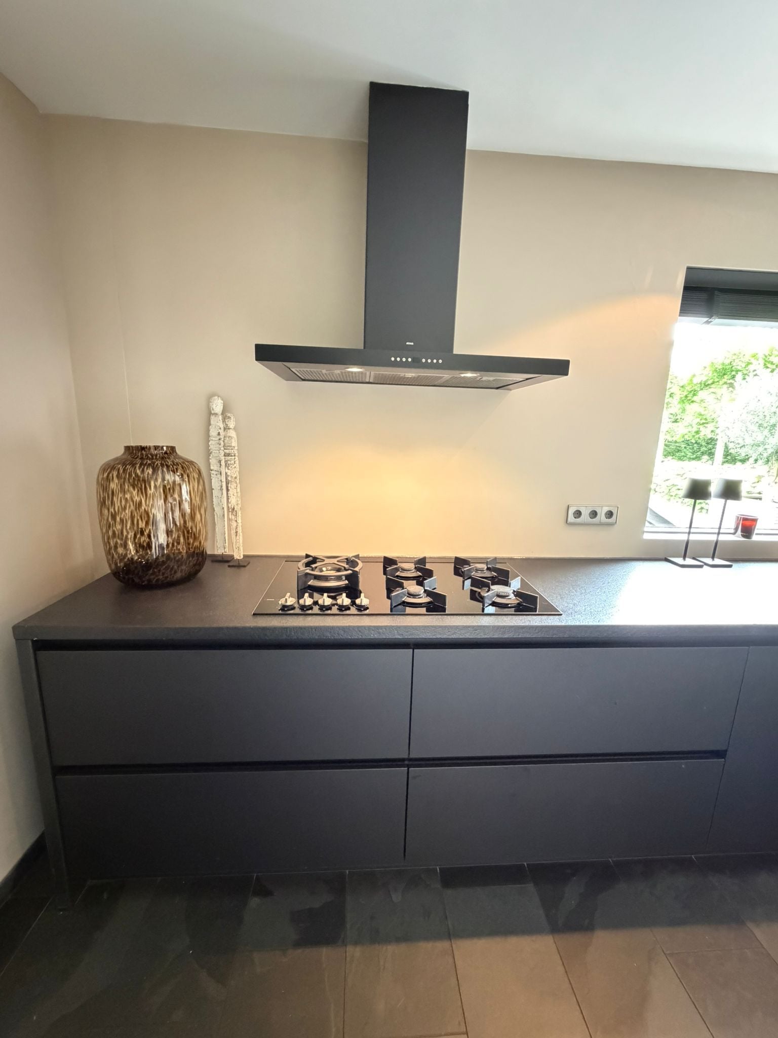 Moderne Mat Zwarte / Houtnerf Keuken met ATAG APPARATEN DIRECT BESCHIKBAAR - Afbeelding 4