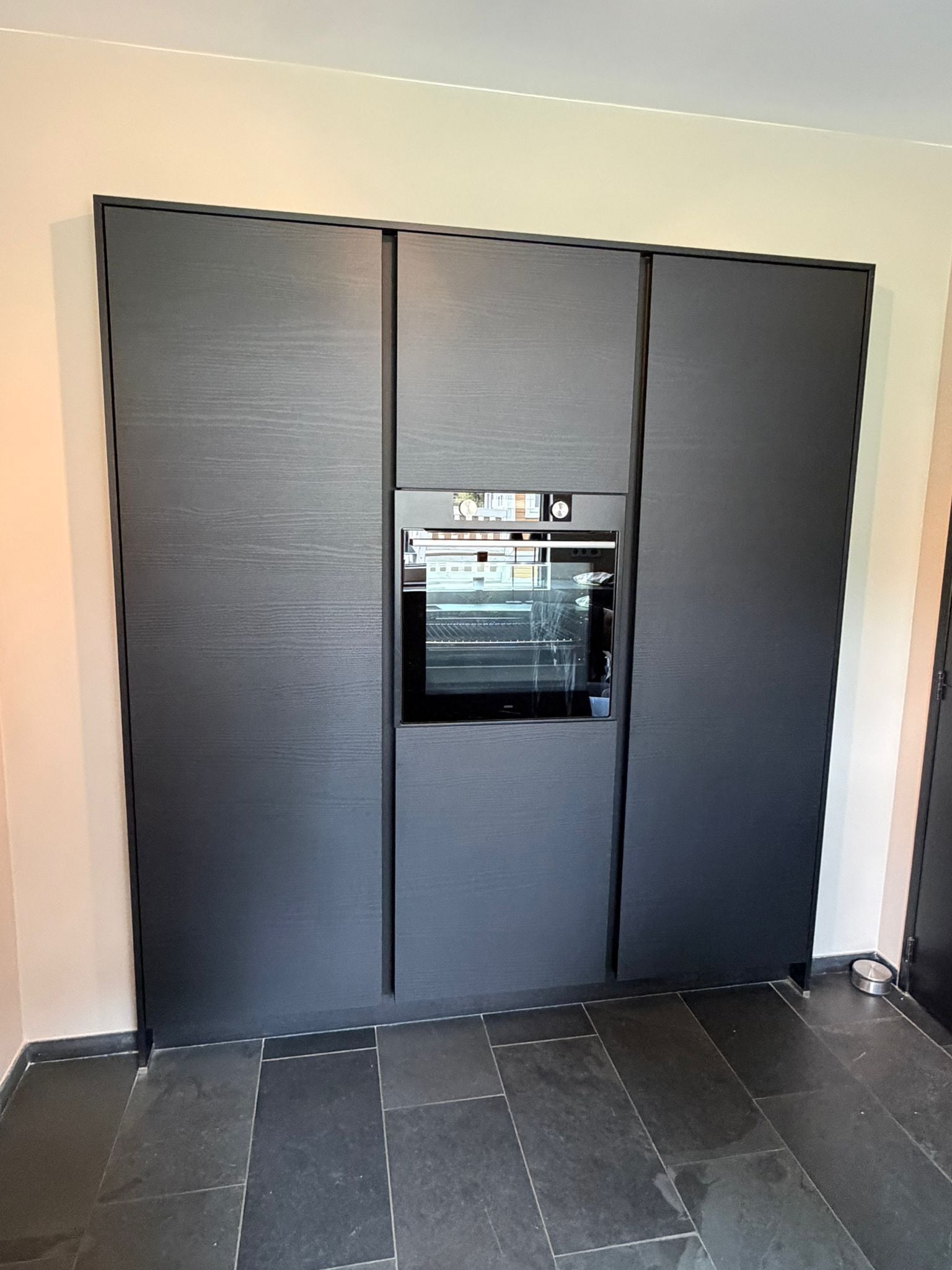 Moderne Mat Zwarte / Houtnerf Keuken met ATAG APPARATEN DIRECT BESCHIKBAAR - Afbeelding 6