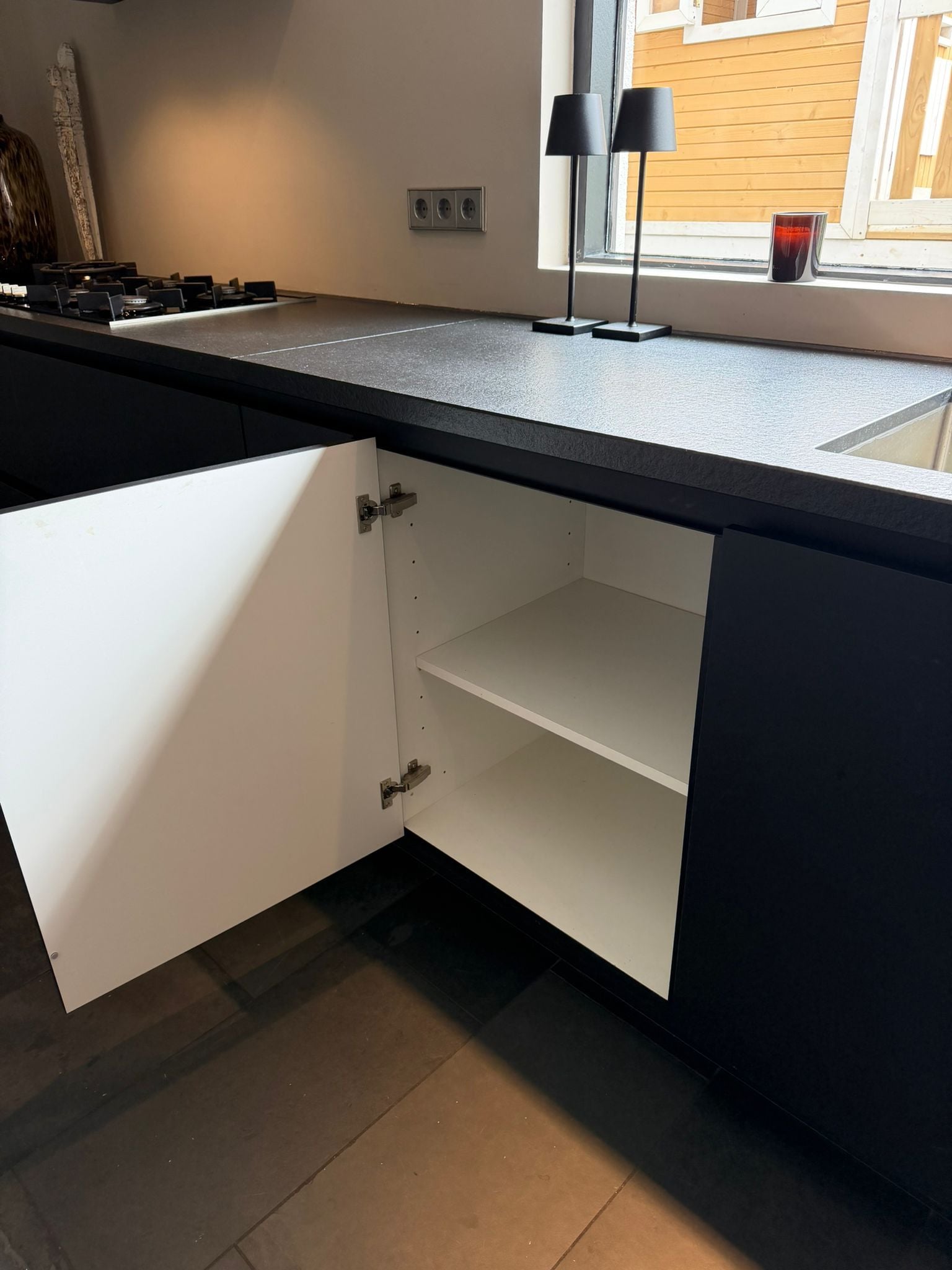 Moderne Mat Zwarte / Houtnerf Keuken met ATAG APPARATEN DIRECT BESCHIKBAAR - Afbeelding 7