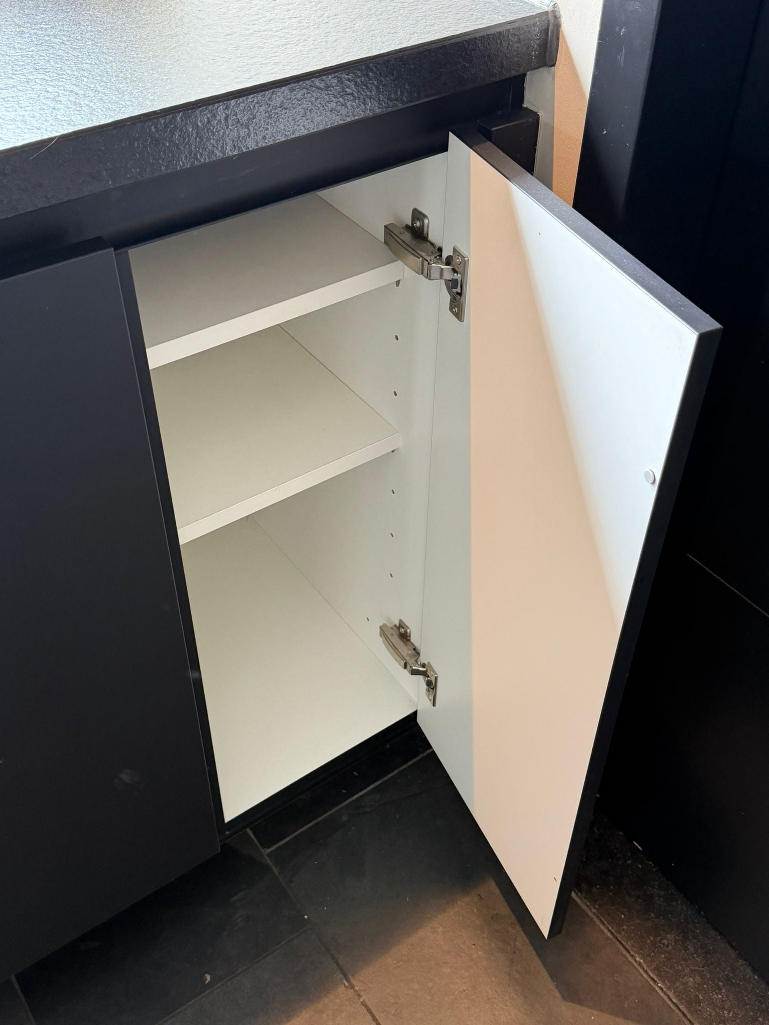 Moderne Mat Zwarte / Houtnerf Keuken met ATAG APPARATEN DIRECT BESCHIKBAAR - Afbeelding 9