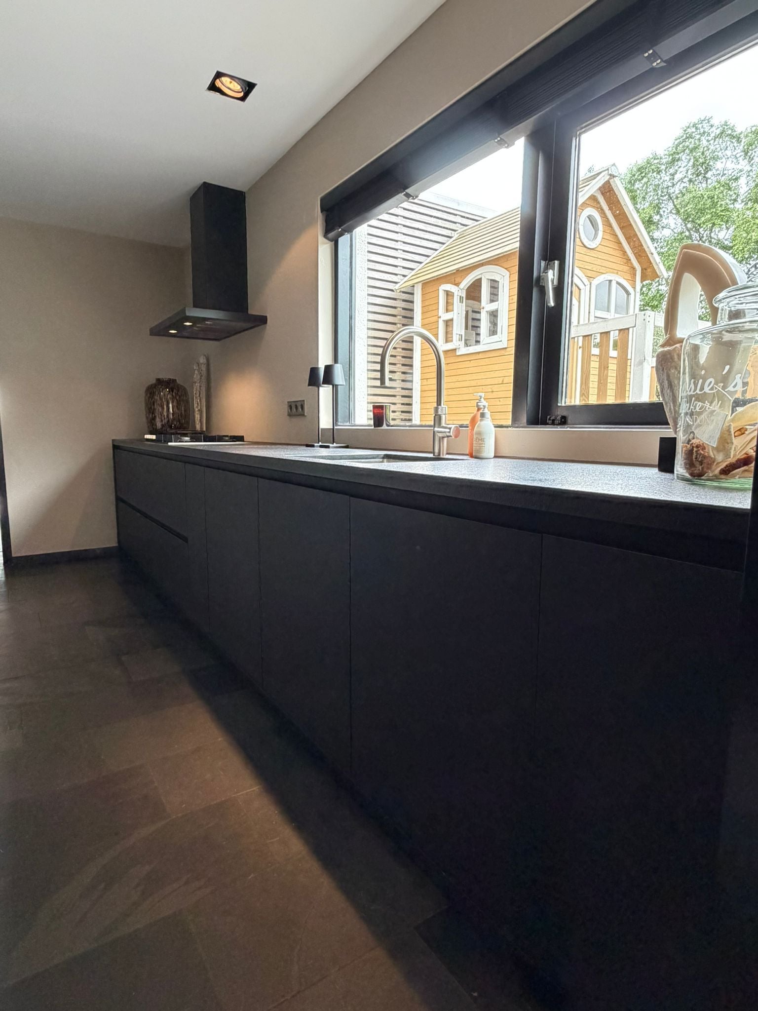 Moderne Mat Zwarte / Houtnerf Keuken met ATAG APPARATEN DIRECT BESCHIKBAAR - Afbeelding 11