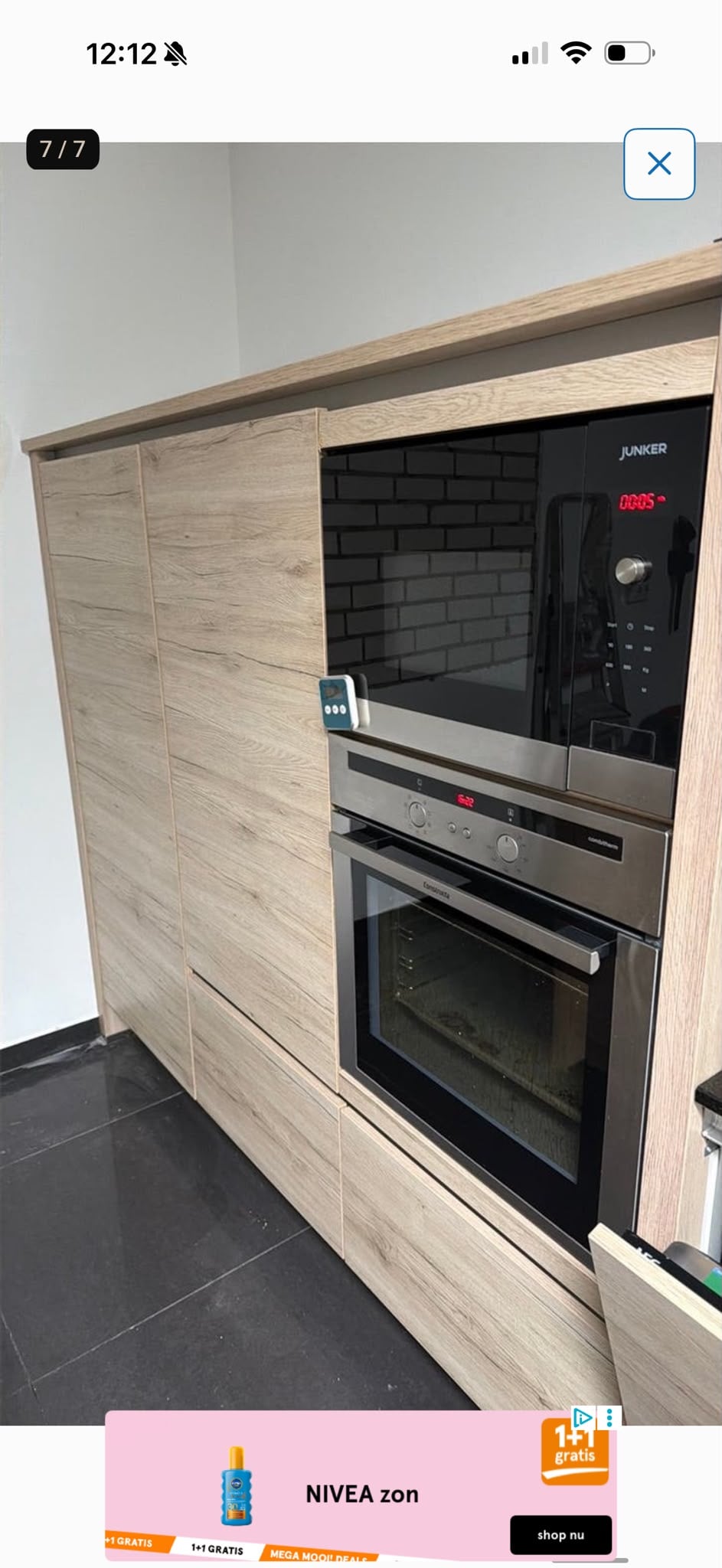 Moderne Houtkleurige Eilandkeuken +AEG apparaten - Afbeelding 3