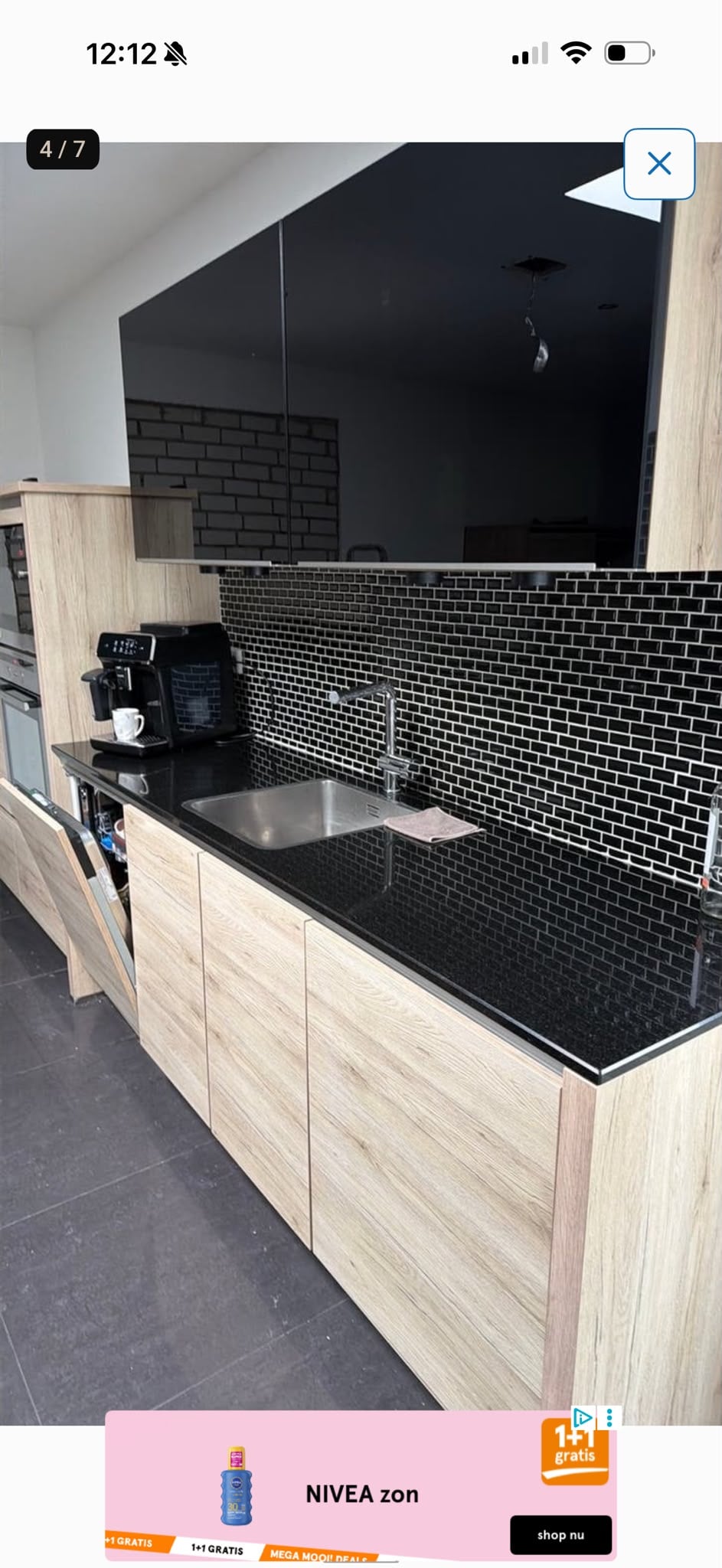 Moderne Houtkleurige Eilandkeuken +AEG apparaten - Afbeelding 2