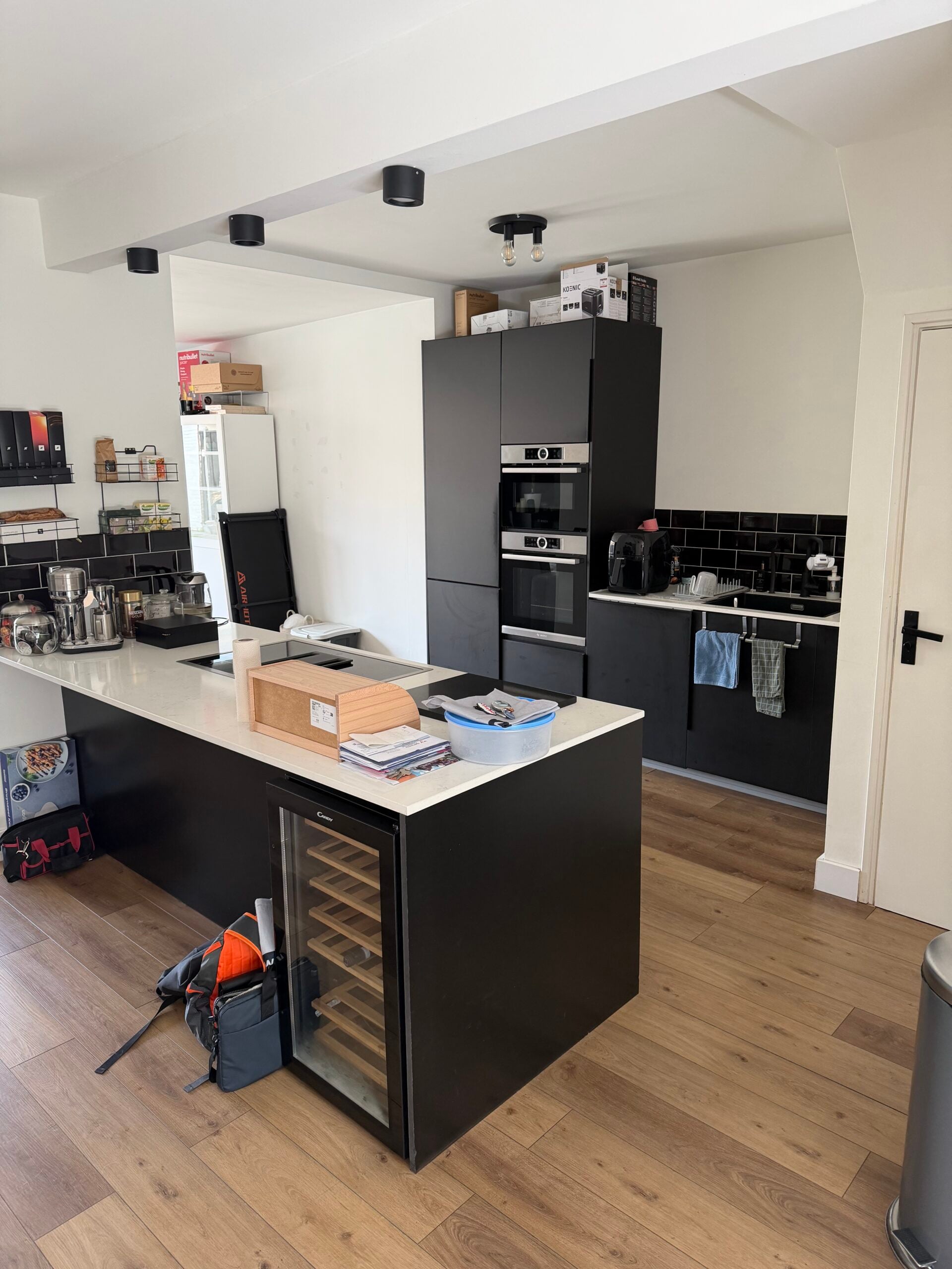 Luxe Mat Zwarte Eilandkeuken met BOSCH&GAGGENAU DIRECT BESCHIKBAAR