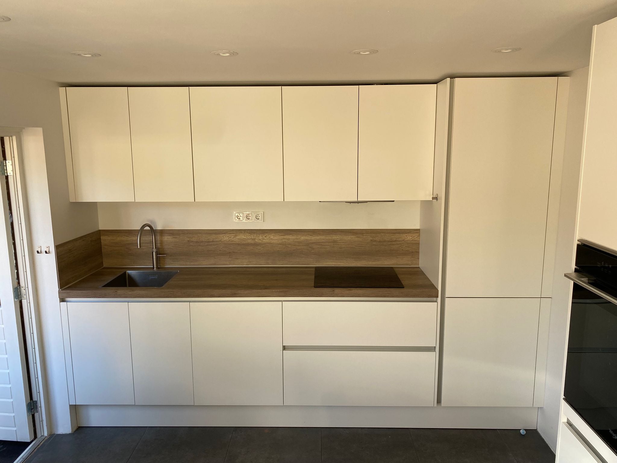Moderne Mat Witte Keuken met Quooker - Afbeelding 2