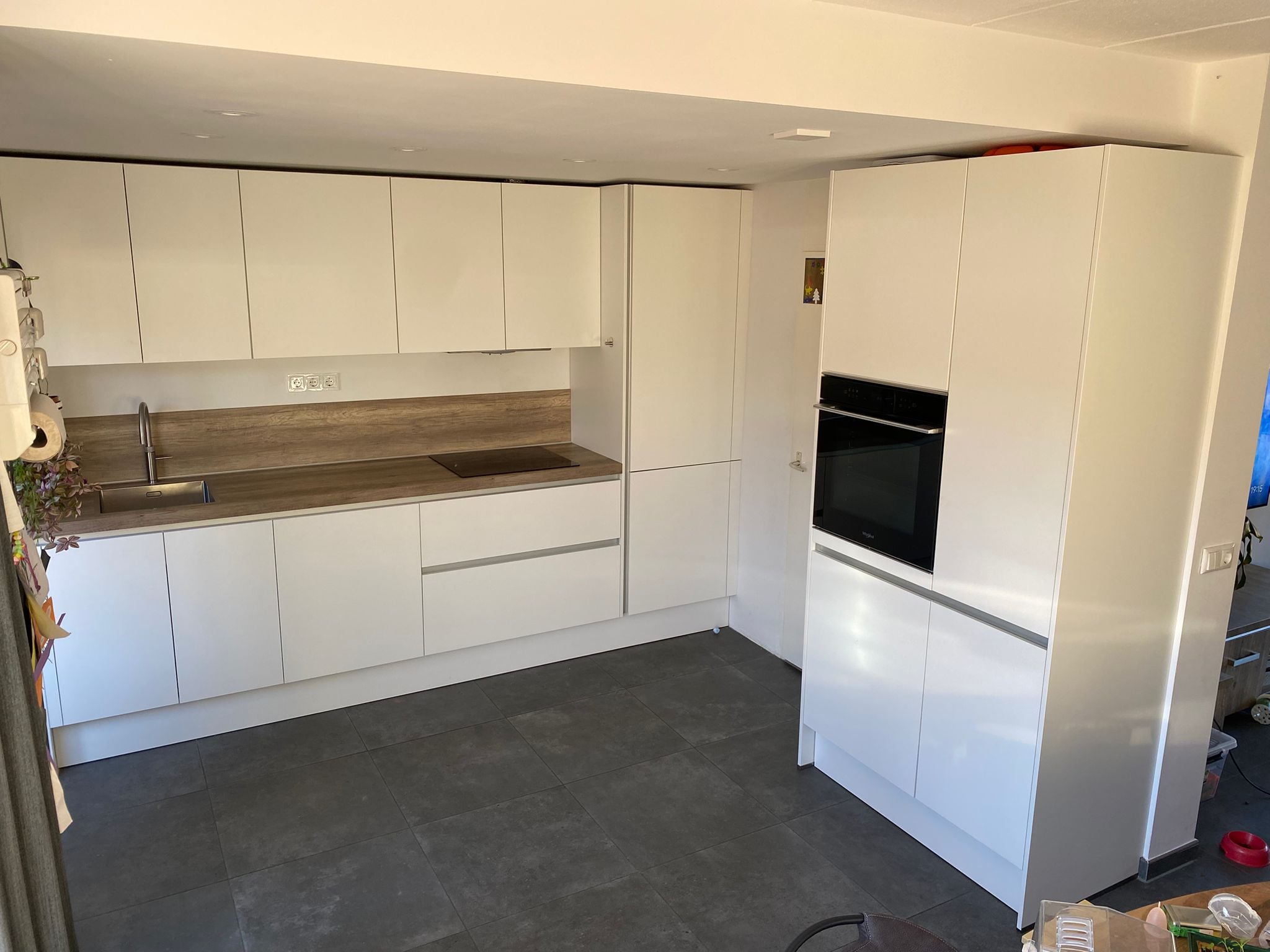 Moderne Mat Witte Keuken met Quooker