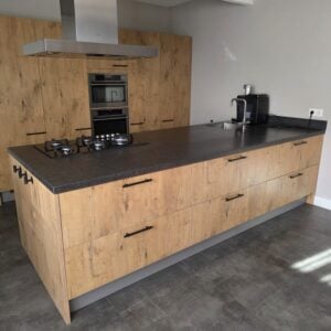 Moderne eilandkeuken +AEG apparatuur – Compleet