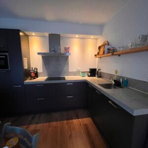 Moderne hoekkeuken in antraciet – compleet