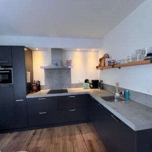 Moderne hoekkeuken in antraciet – compleet