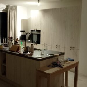 Moderne houtkleurige eilandkeuken +apparaten