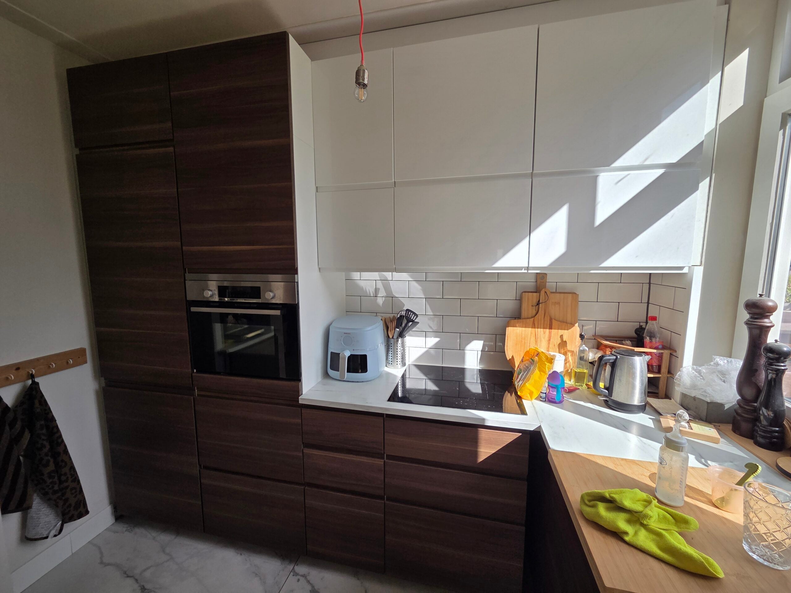 Moderne walnootkleurige hoekkeuken incl apparaten