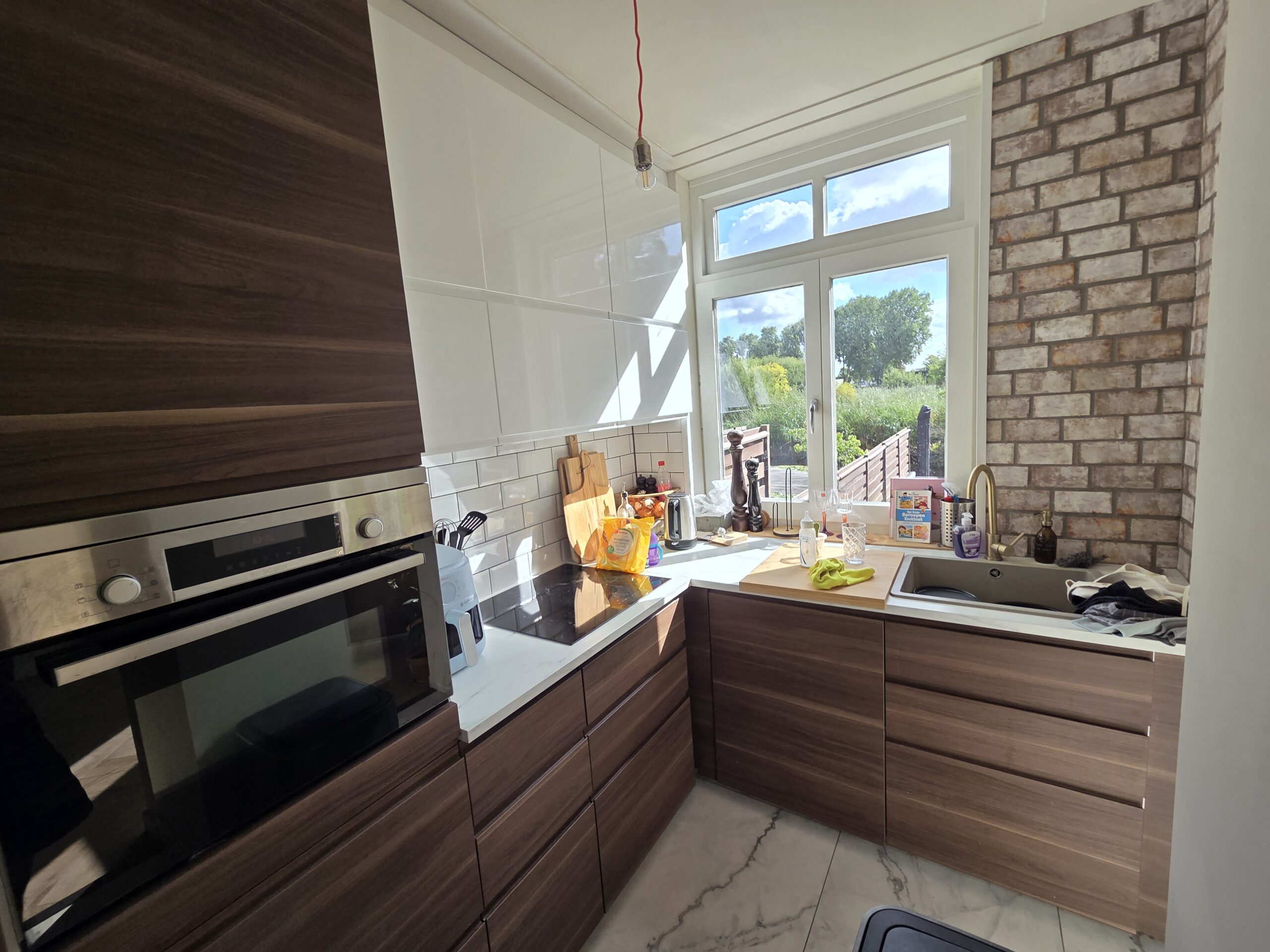 Moderne walnootkleurige hoekkeuken incl apparaten - Afbeelding 2