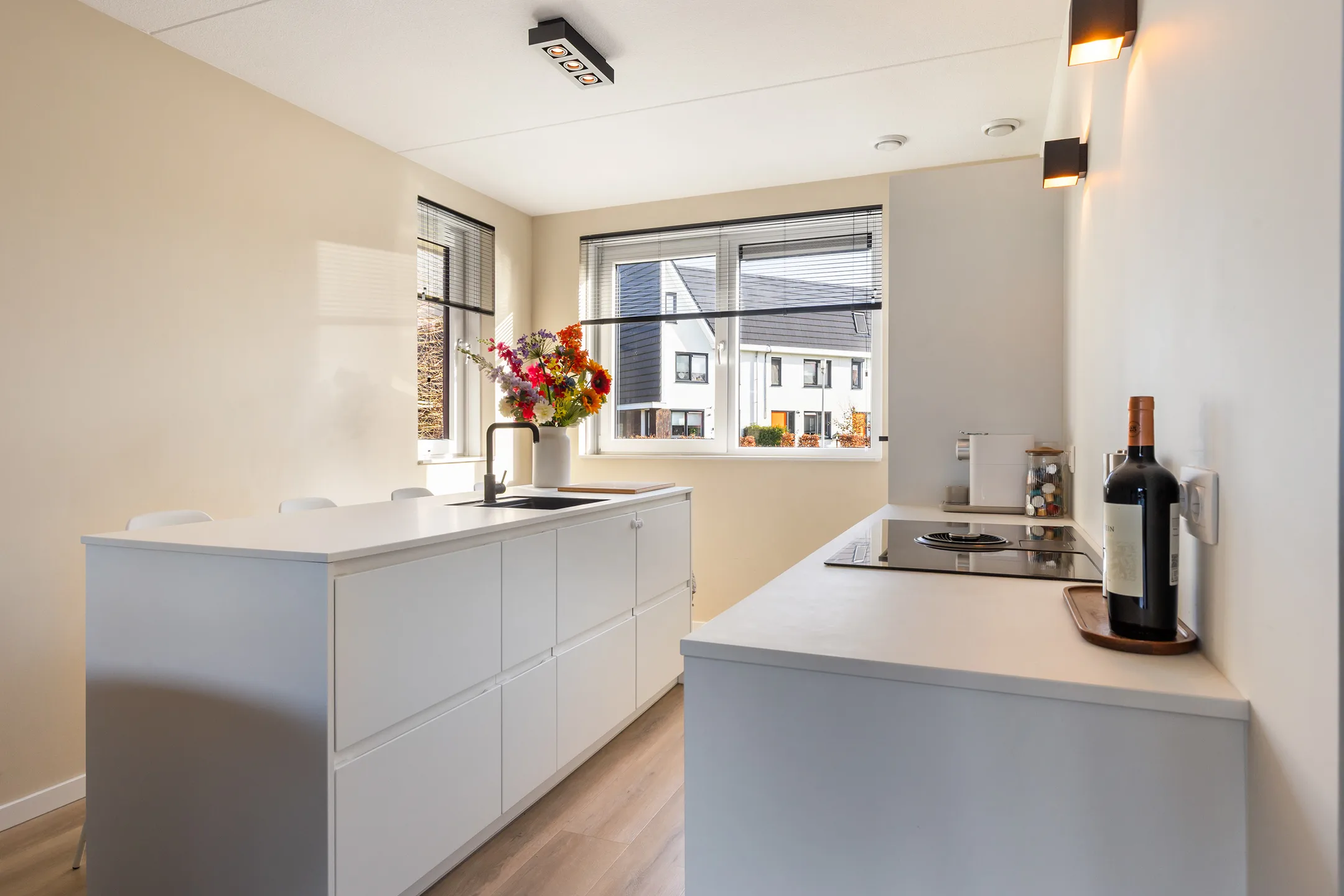 Moderne mat witte eilandkeuken - Afbeelding 2