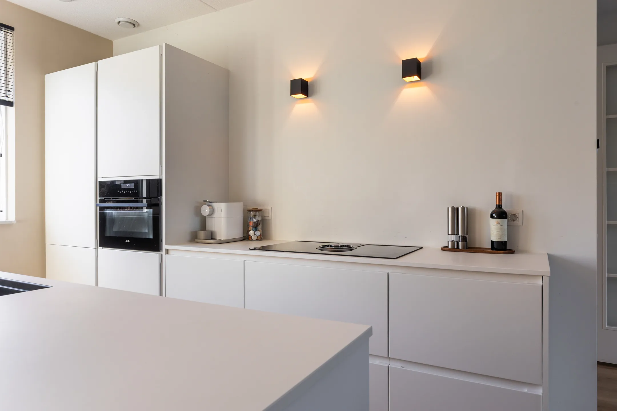 Moderne mat witte eilandkeuken