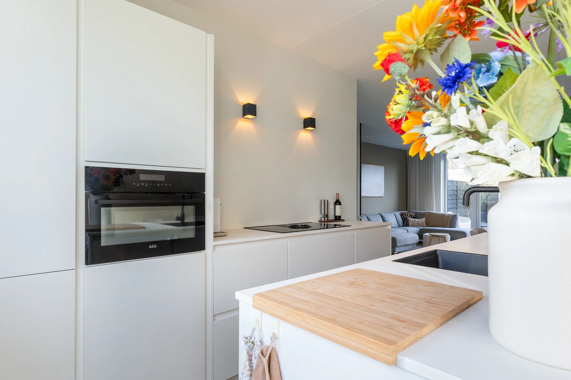 Moderne mat witte eilandkeuken - Afbeelding 3
