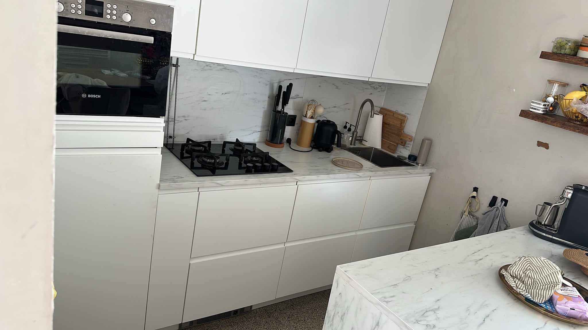 Moderne mat witte greeploze eilandkeuken